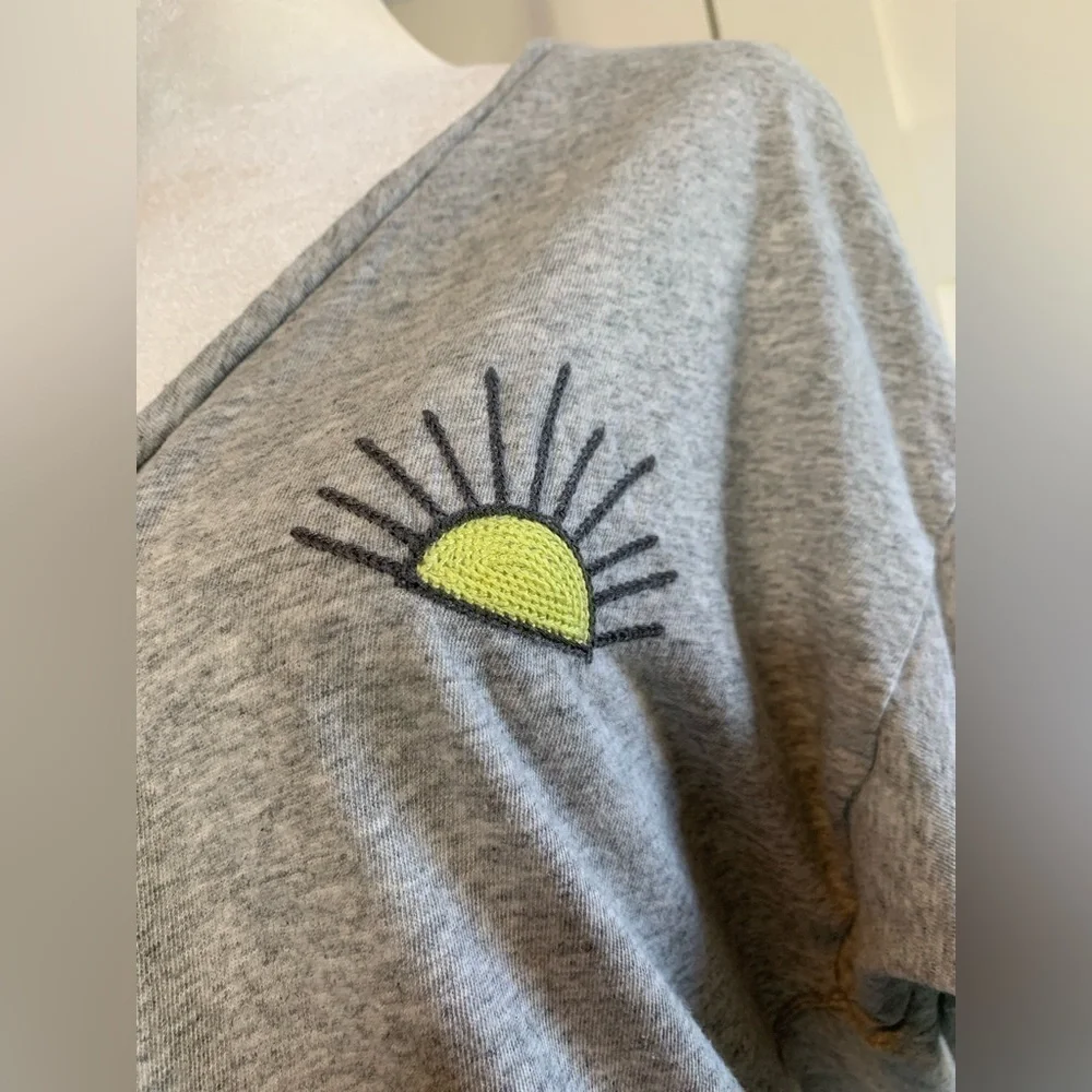 Free People Gray Short Sleeve Tee With Embroidered detail size XS - Picture 6 of 13